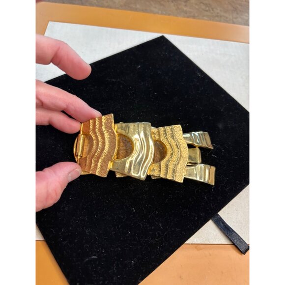 Vintage Gold-Toned Wide Textured Link Bracelet With Wave Design - Picture 13 of 15